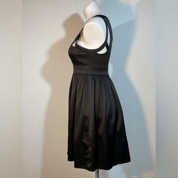 Black satin like dress with cutout size small from envy couture - Picture 4 of 10